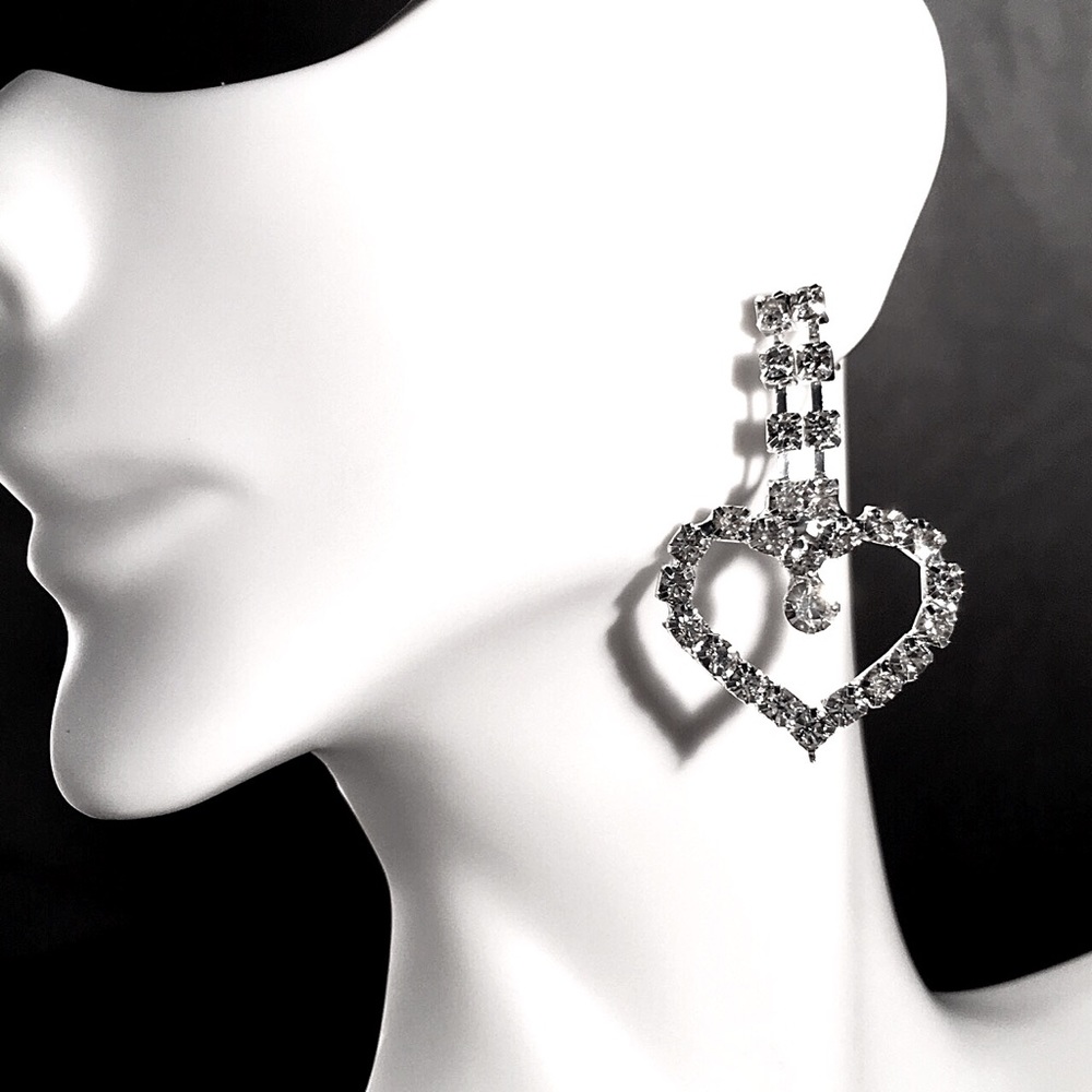⭐️NEW!⭐️ Adorable Rhinestone Heart Earrings💓